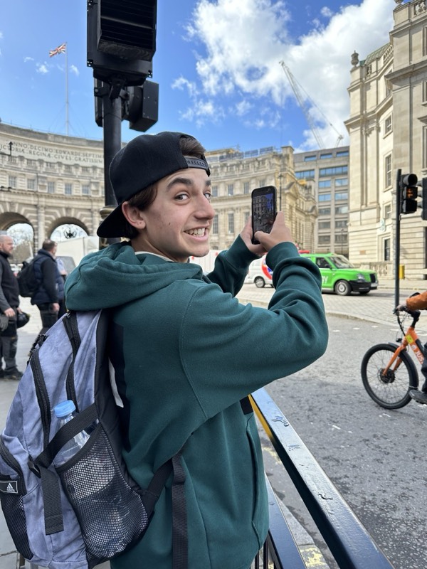 Jake seeing Admiralty Arch in London for the first time